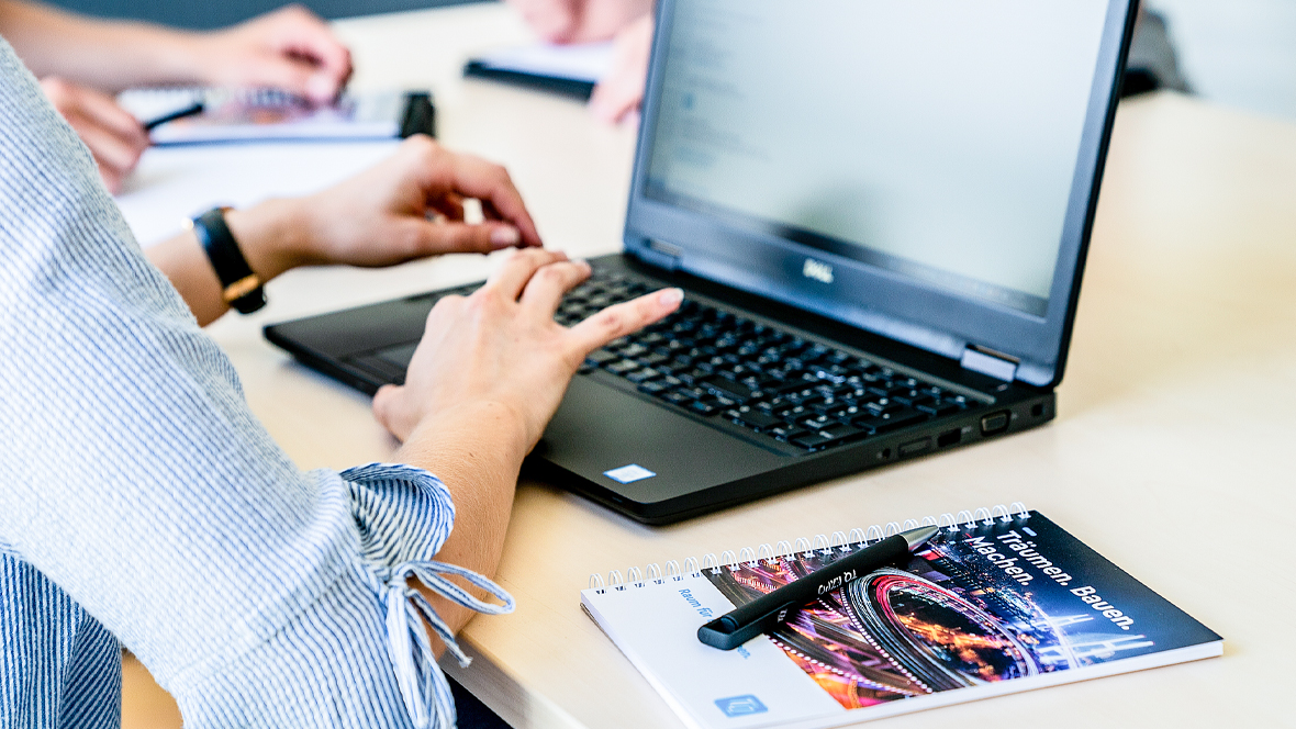 Frau Tippt auf Laptoptastatur