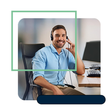 Lächelnder Mann mit Headset am Schreibtisch, bereit für Kundensupport oder Beratung