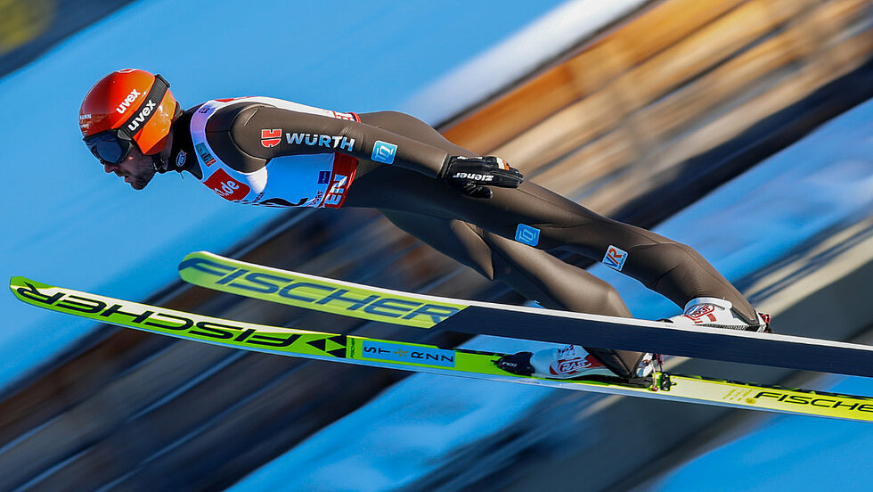 Sportler beim Skiflug der Nordischen Kombination