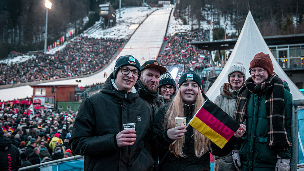 DSV Traummomente Gruppenbild von TQ Mitarbeitern an der Skisprungschanze in Willingen 