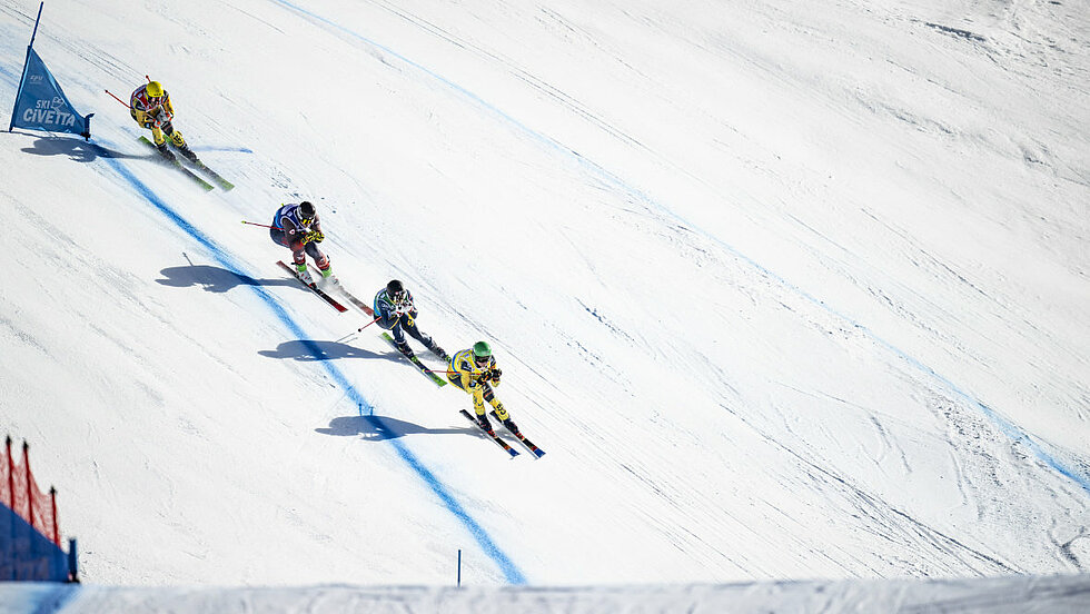 4 Skicrosser bei der Abfahrt aus der Vogelperspektive