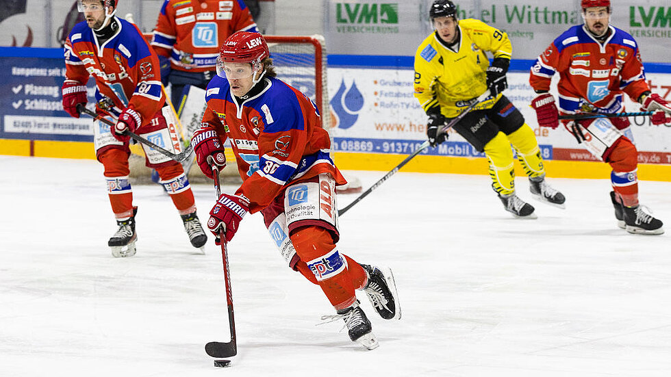 Mehrere Eishockey Spieler auf dem Eis beim Angriff