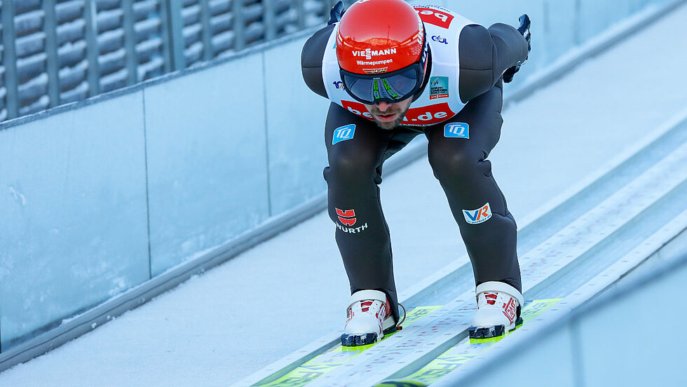 Sportler beim Skisprung der Nordischen Kombination