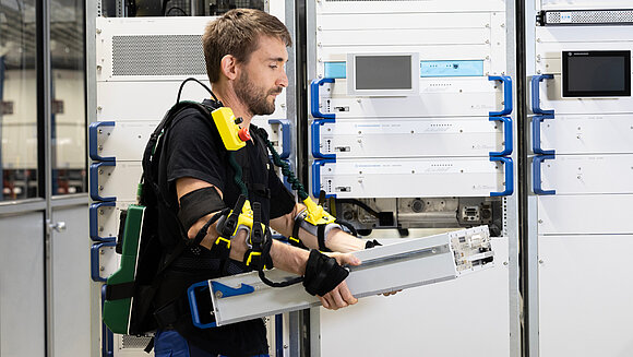 EASE Exoskelett im Einsatz bei Rohde&Schwarz