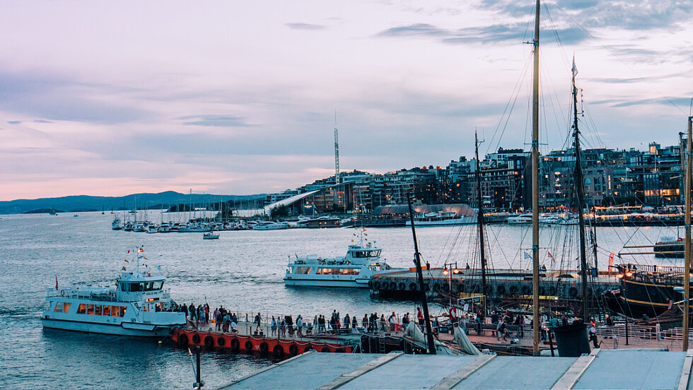 Blick auf Botte im Hafen von Oslo im Winter