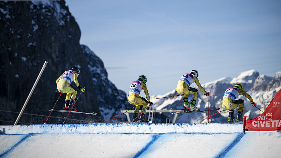 3 Skicrosser bei der Abfahrt