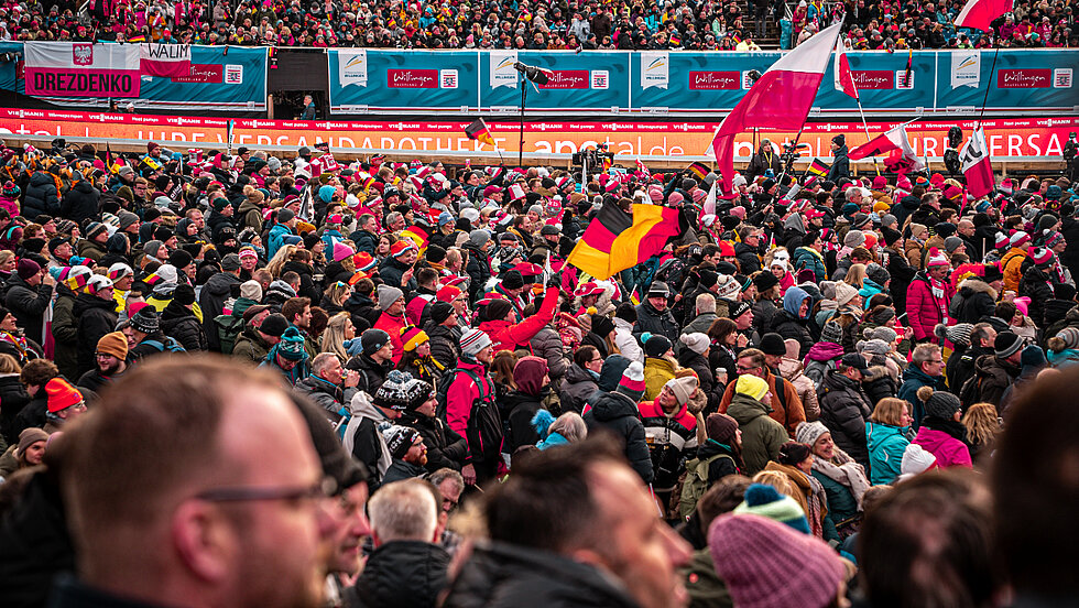 DSV Traummomente Bild von Zuschauern beim Skisprung in Willingen 