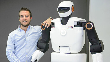 Luca Marchionni von PAL Robotics mit einem Roboter