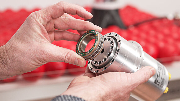 TQ servo motor in front of a Sensojoint from Sensodrive