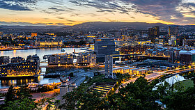 Vogelperspektive auf Oslo in der Abenddämmerung