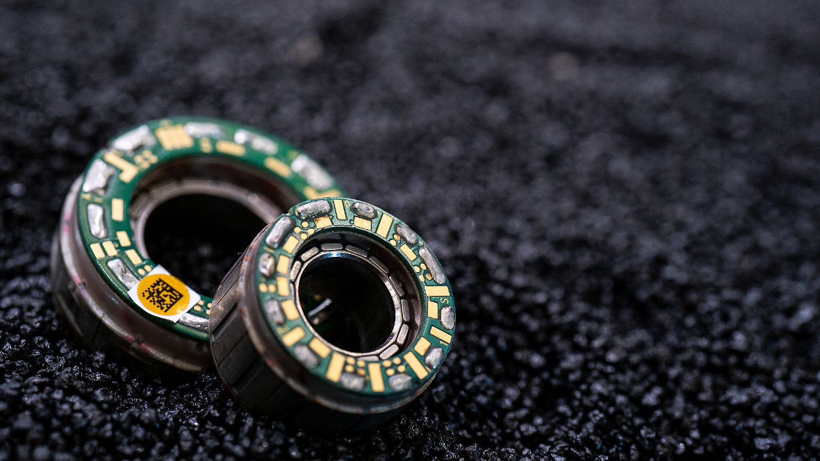 Zwei frameless Servomotoren vor schwarzem Hintergrund