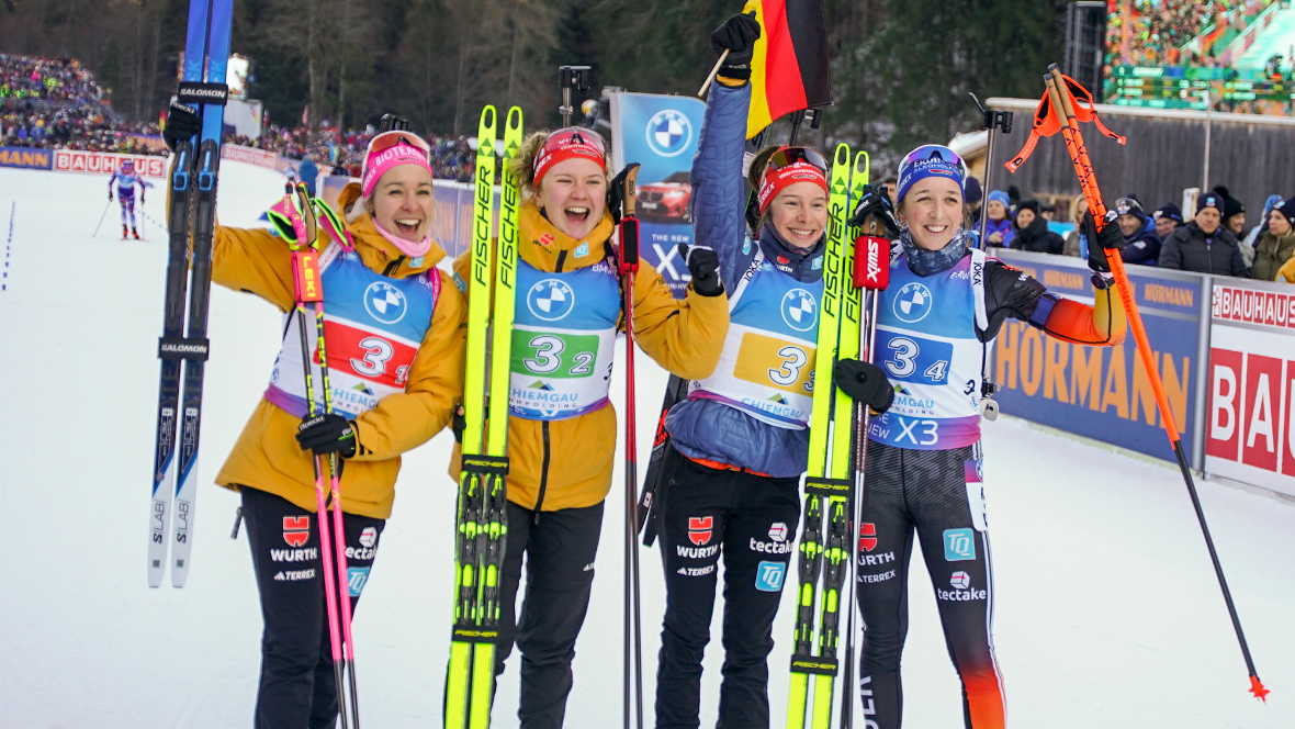 Vier Biathletinnen beim Jubeln im Ziel