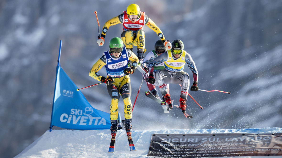3 Skicrosser im Sprung bei einem Rennen