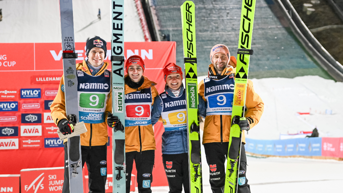 Vier deutsche Skispringer mit ihren Skiern in der Hand