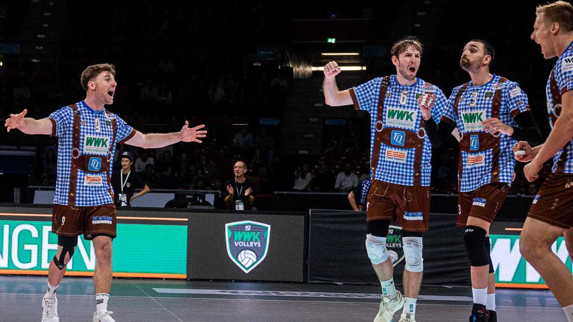 Vier Volleyballspieler des GCDW freuen sich auf dem Spielfeld