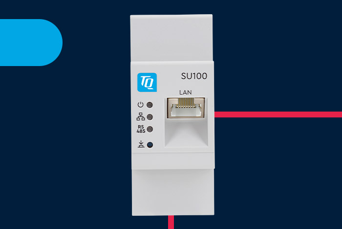Produktbild SU100 von TQ-Automation mit blauem Hintergrund und rotem Streifen