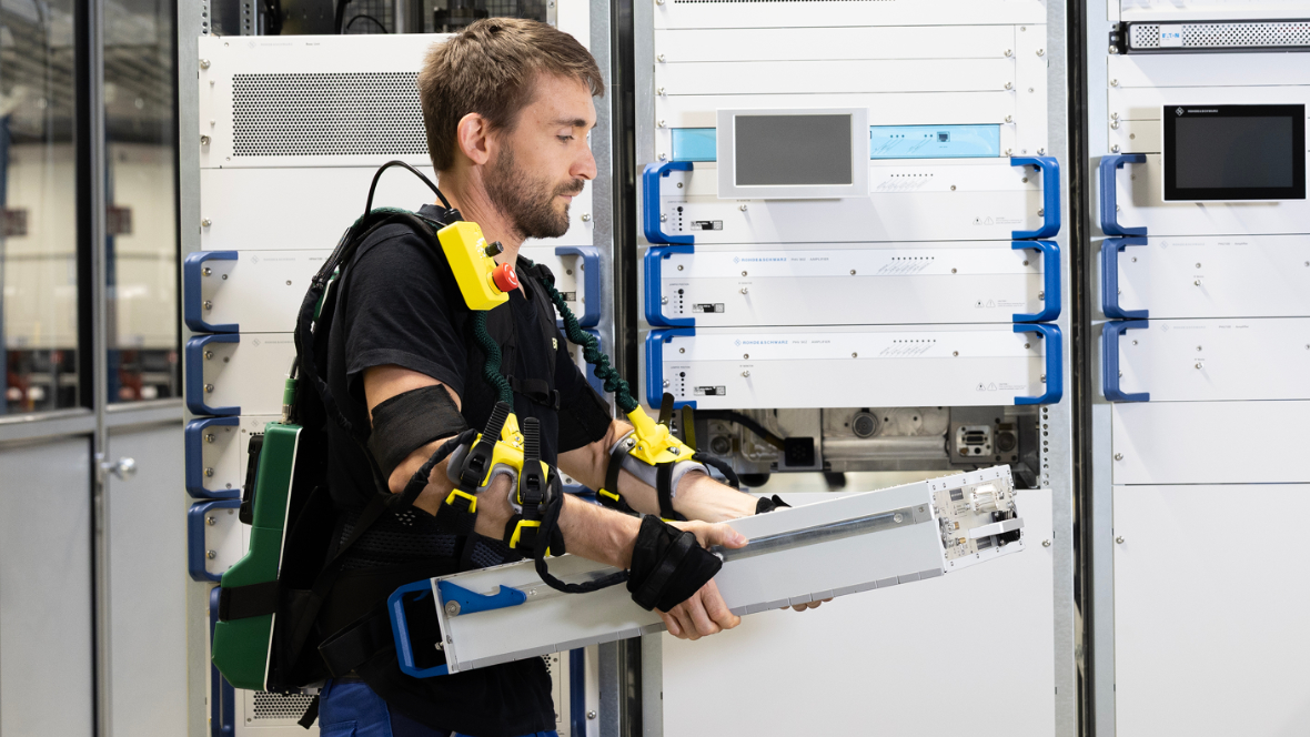 EASE Exoskelett im Einsatz bei Rohde&Schwarz